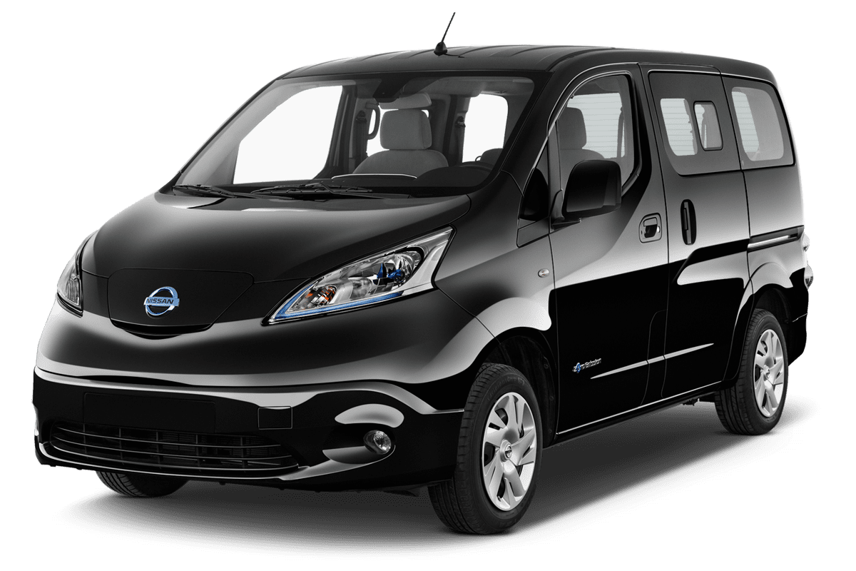 Schräge Frontansicht eines Nissan E-NV200 Evalia, freigestellt
