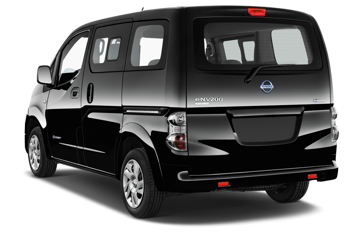 Schräge Heckansicht eines Nissan E-NV200 Evalia, freigestellt