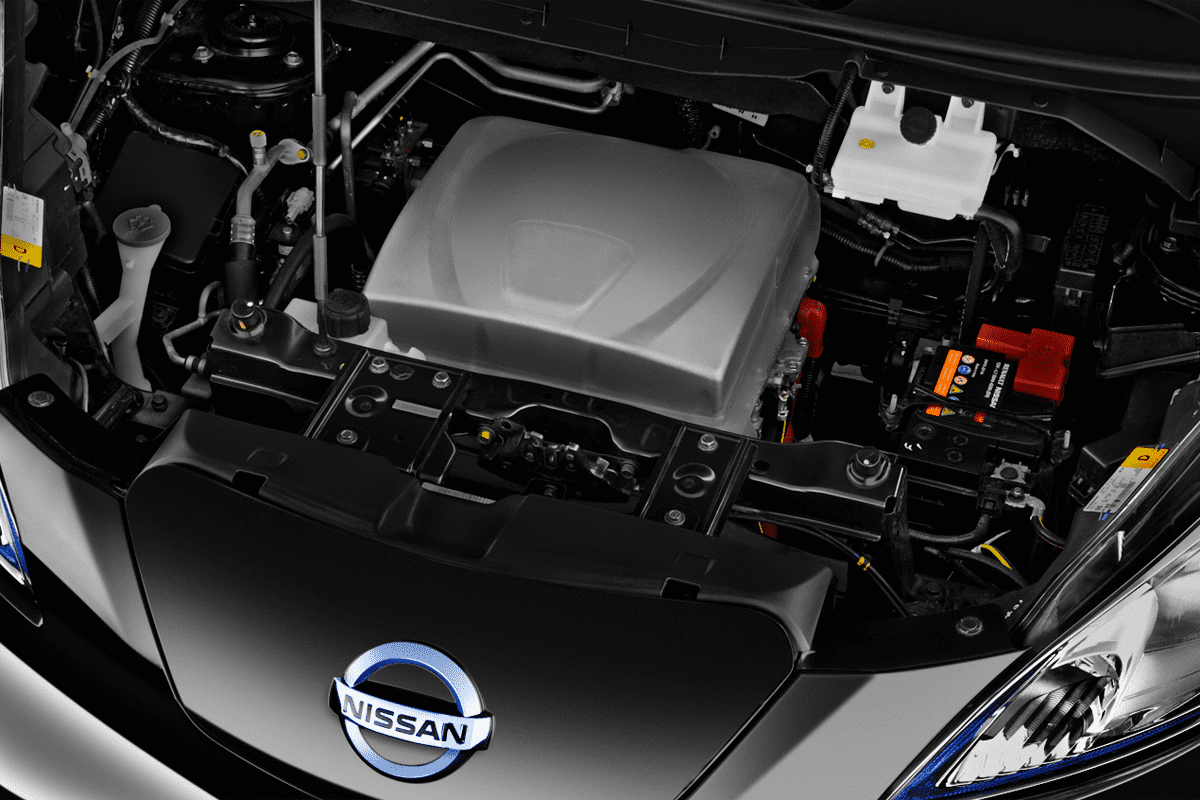 Motorraum eines Nissan E-NV200 Evalia