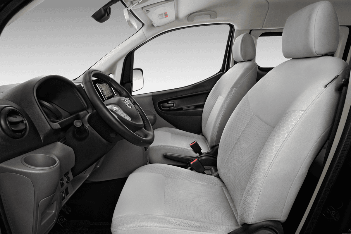 Vordersitze eines Nissan E-NV200 Evalia