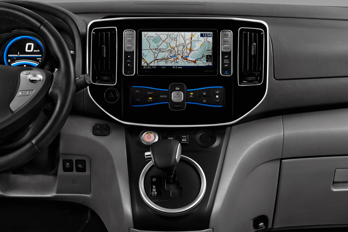 Mittelkonsole eines Nissan E-NV200 Evalia