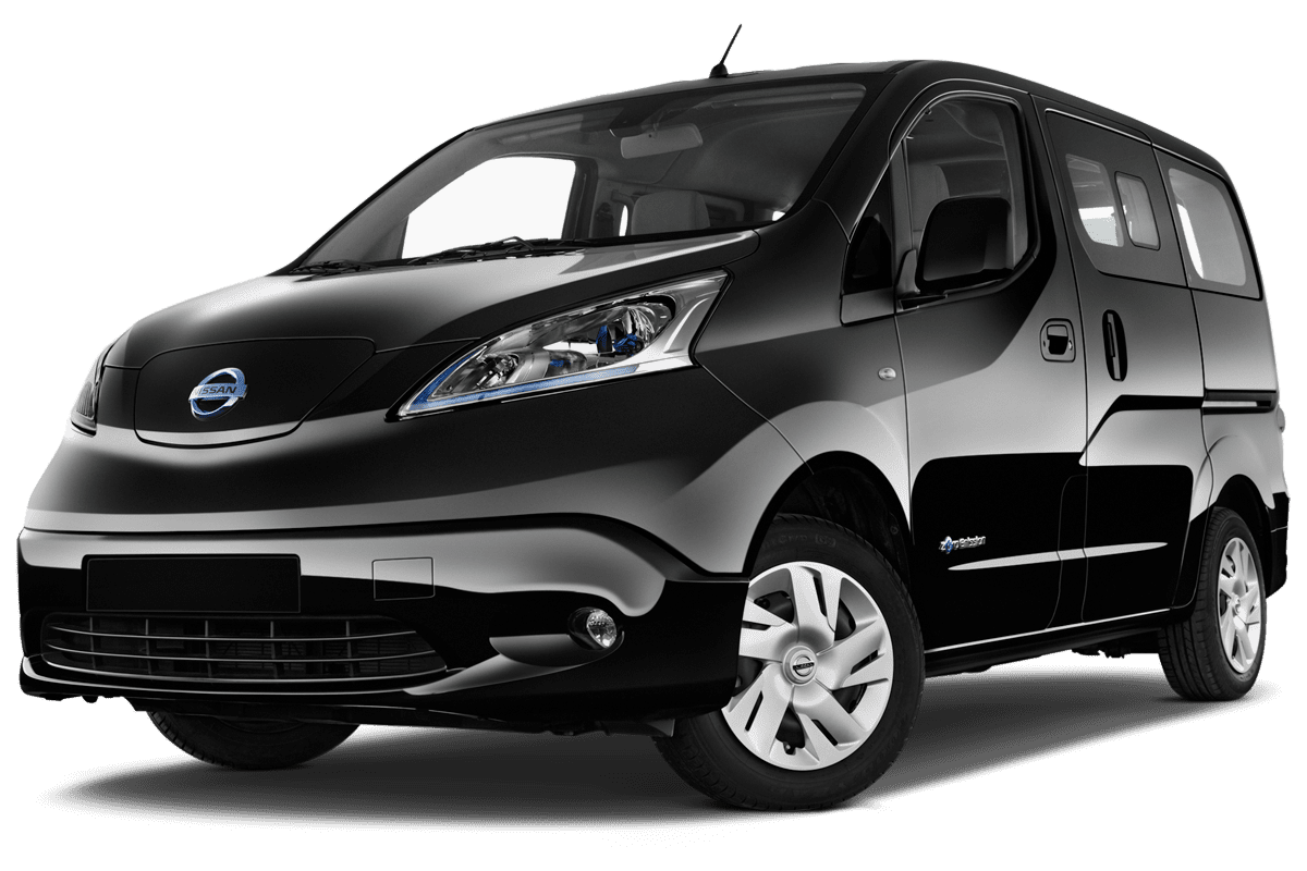 Tiefe, schräge Heckansicht eines Nissan E-NV200 Evalia, freigestellt