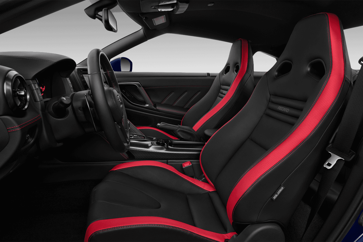 Vordersitze eines Nissan GT-R