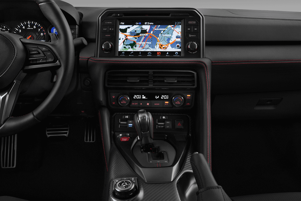 Mittelkonsole eines Nissan GT-R