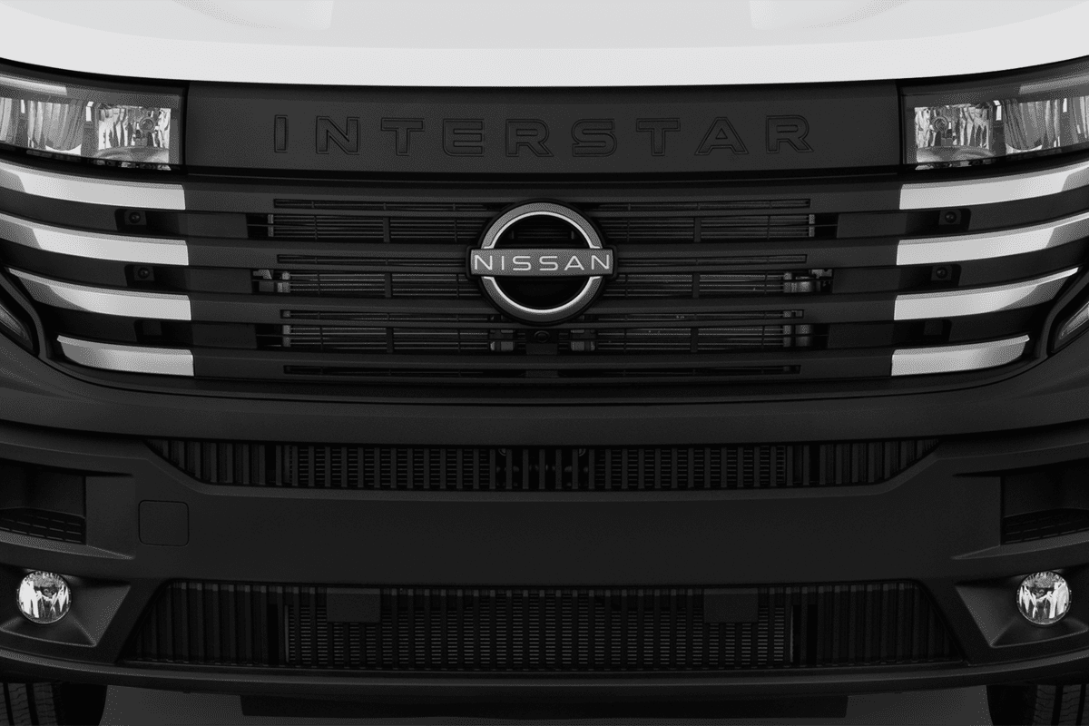 Kühlergrill eines Nissan Interstar EV