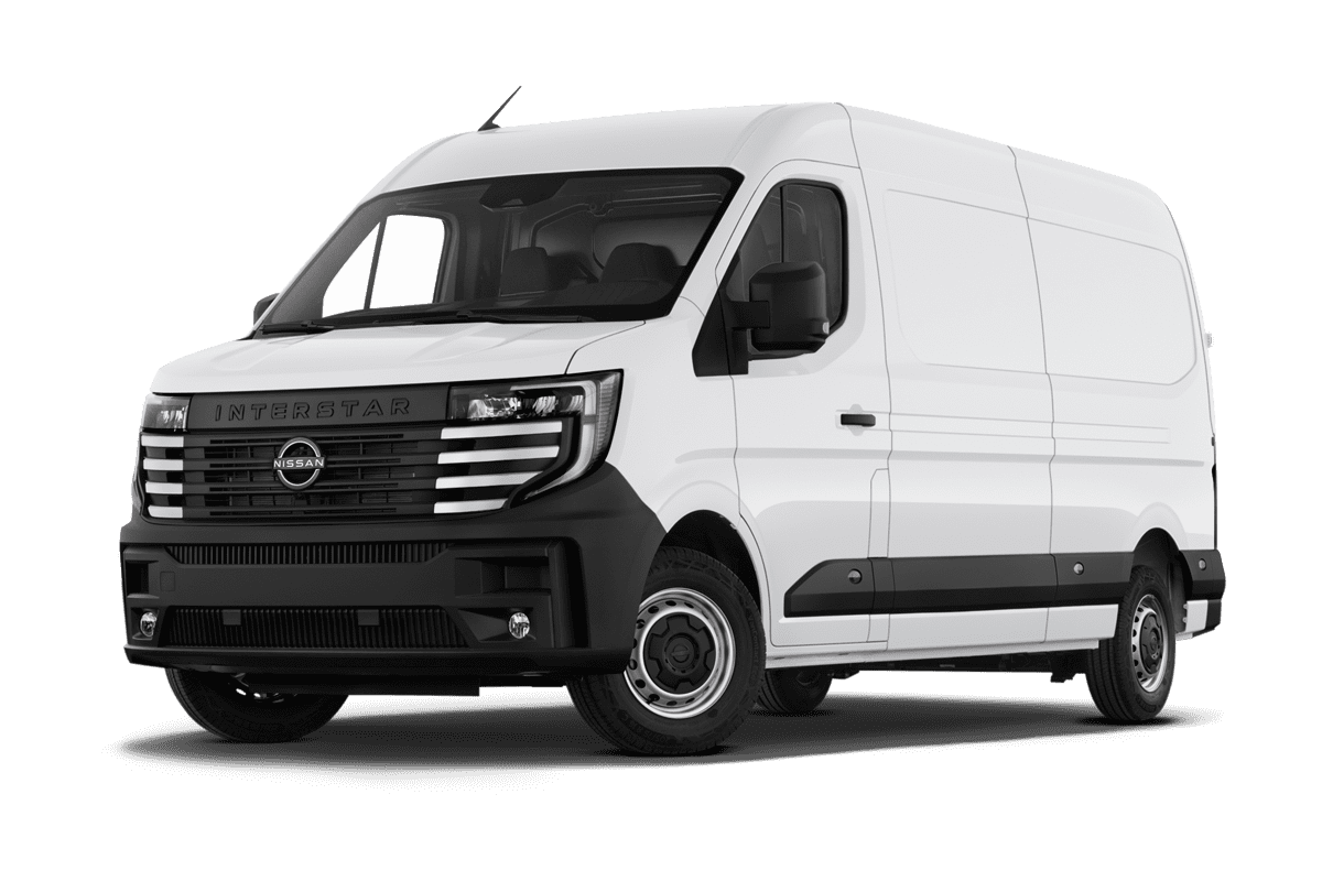 Tiefe, schräge Heckansicht eines Nissan Interstar EV, freigestellt