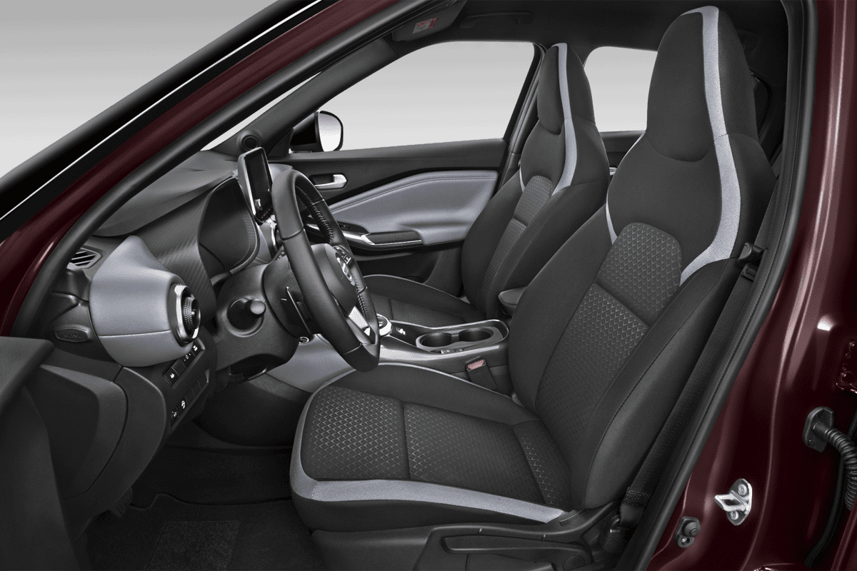 Vordersitze eines Nissan Juke Hybrid 