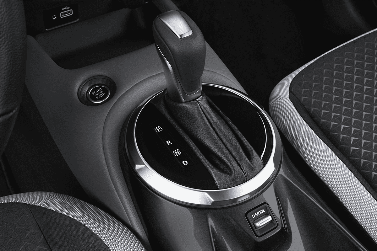 Schaltknüppel eines Nissan Juke Hybrid 