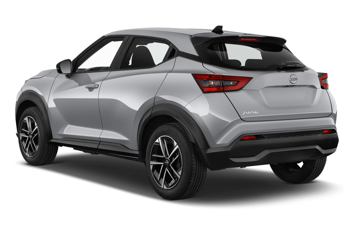 Schräge Heckansicht eines Nissan Juke , freigestellt