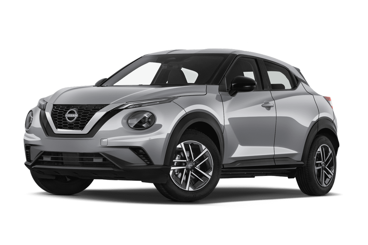 Tiefe, schräge Heckansicht eines Nissan Juke , freigestellt