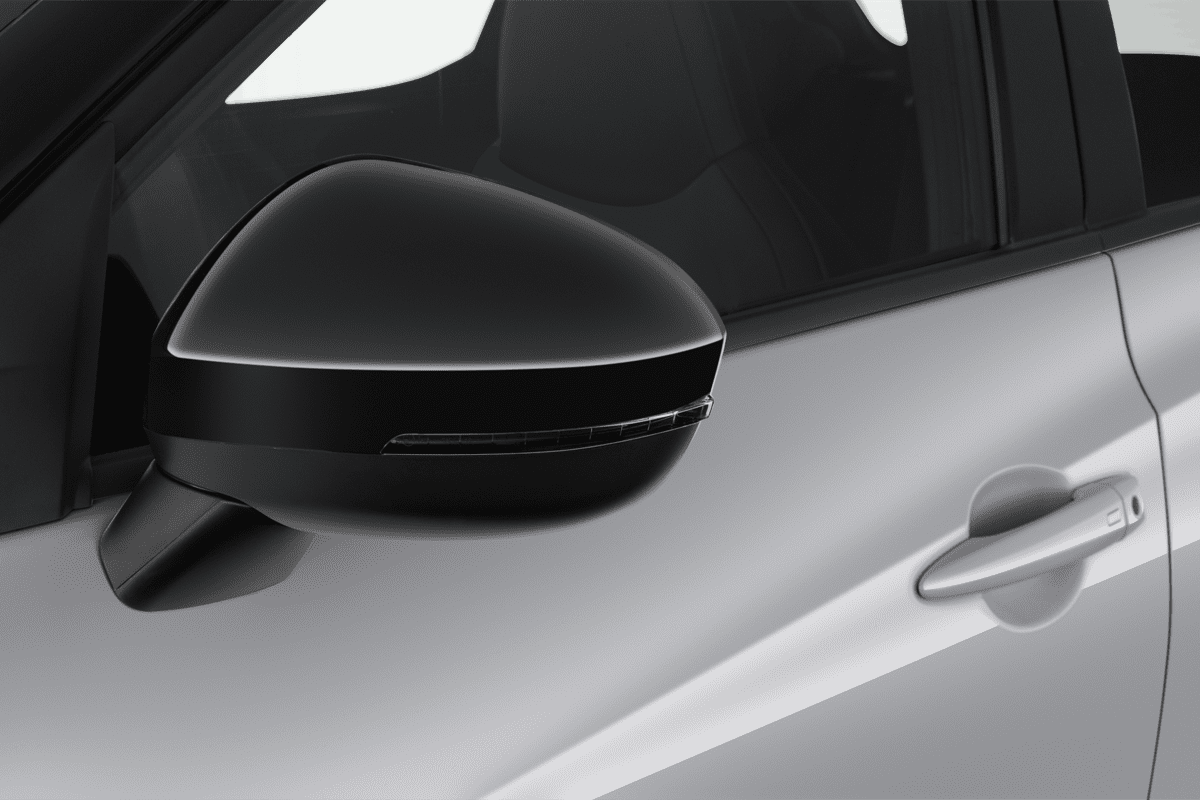 Rückspiegel eines Nissan Juke 