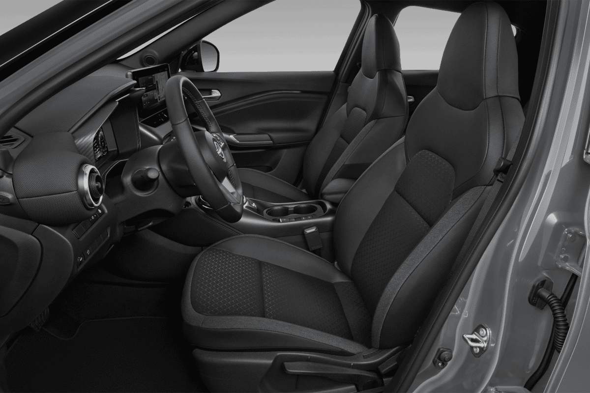 Vordersitze eines Nissan Juke (neues Modell) (KI-generiert)