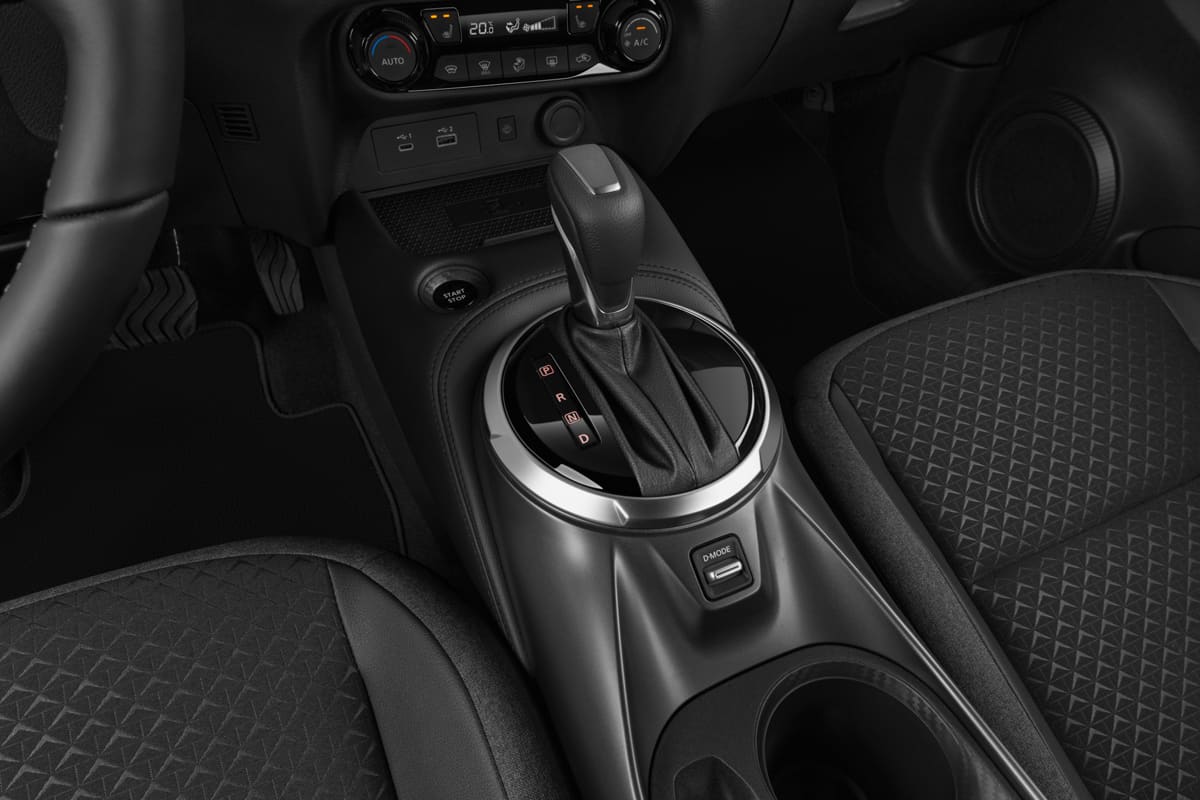 Schaltknüppel eines Nissan Juke (neues Modell) (KI-generiert)