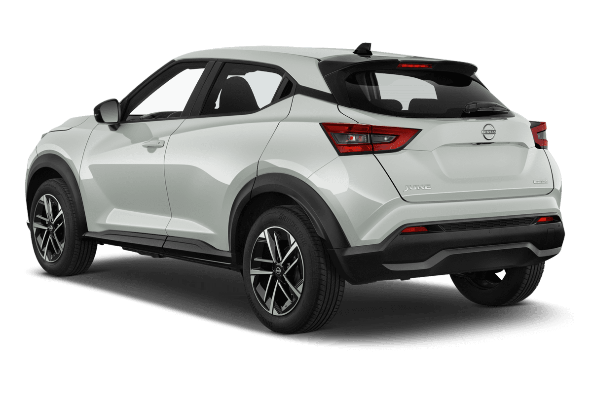Schräge Heckansicht eines Nissan Juke Hybrid (neues Modell), freigestellt