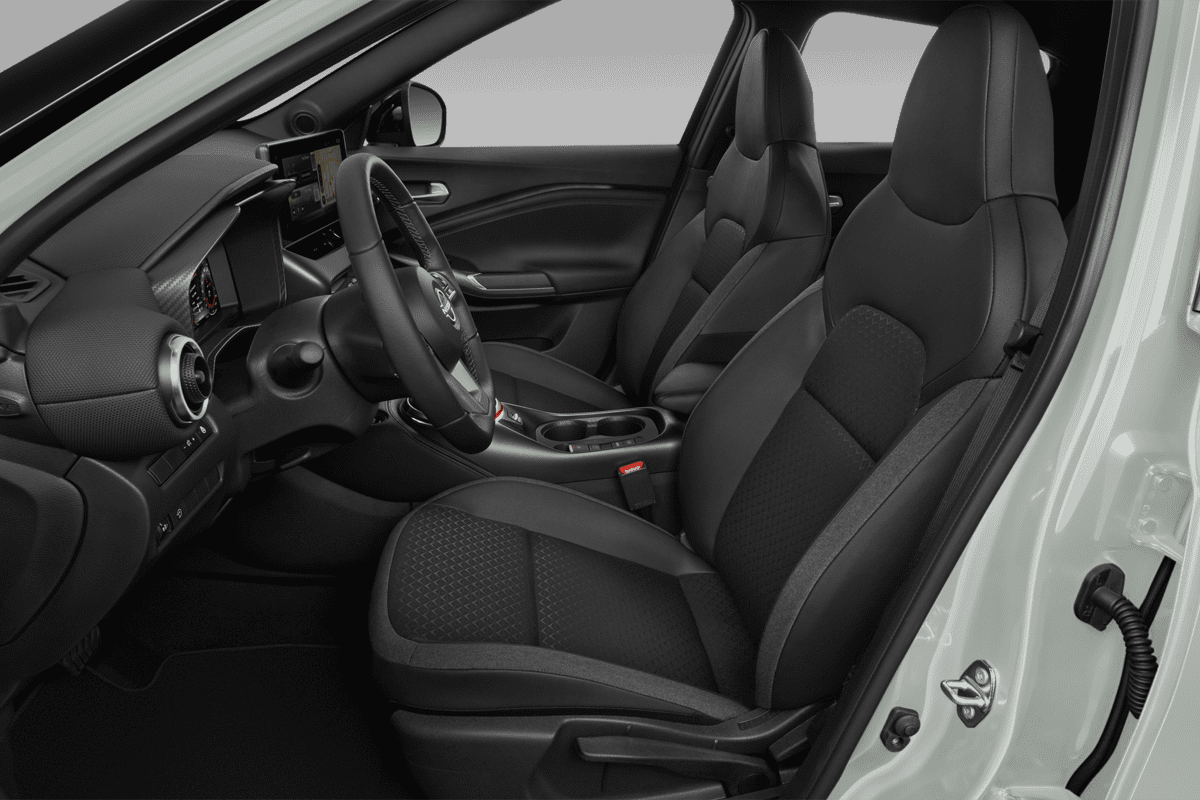 Vordersitze eines Nissan Juke Hybrid (neues Modell)