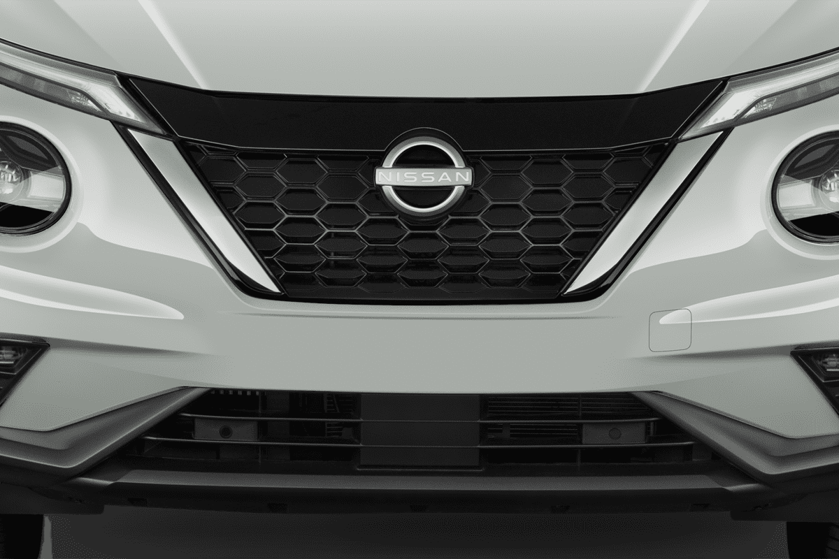 Kühlergrill eines Nissan Juke Hybrid (neues Modell)