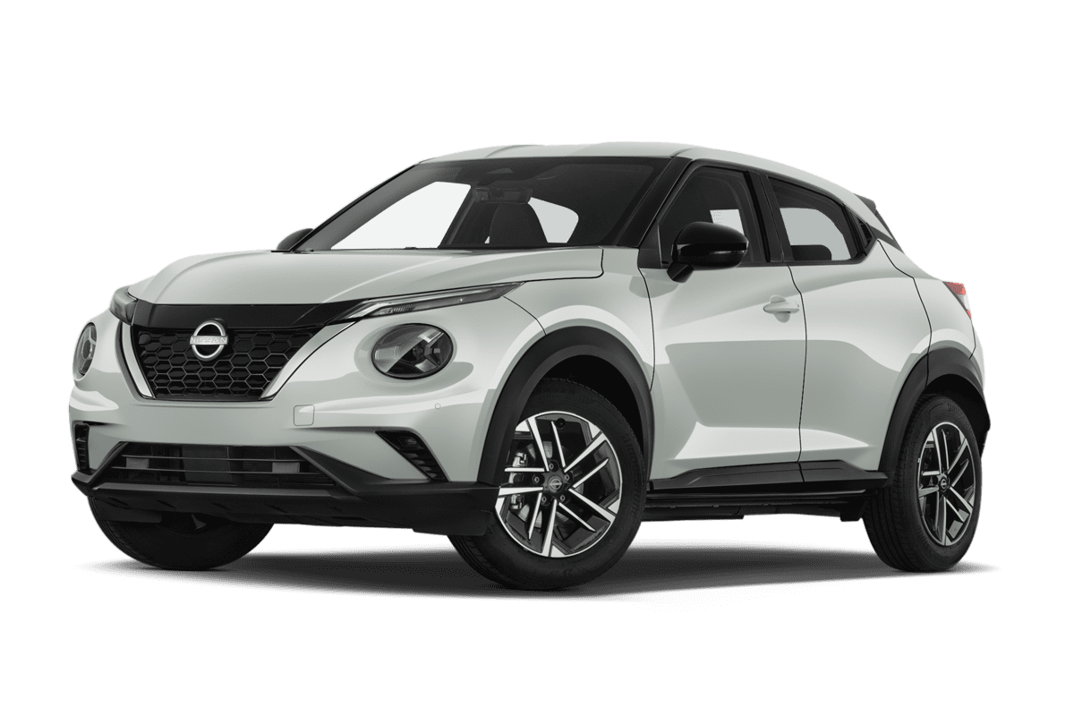 Tiefe, schräge Heckansicht eines Nissan Juke Hybrid (neues Modell), freigestellt