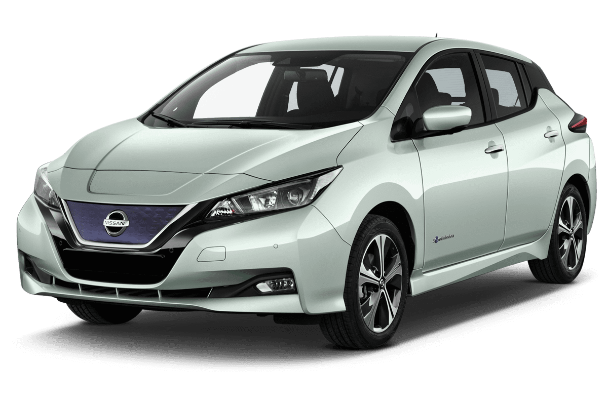 Schräge Frontansicht eines Nissan Leaf, freigestellt