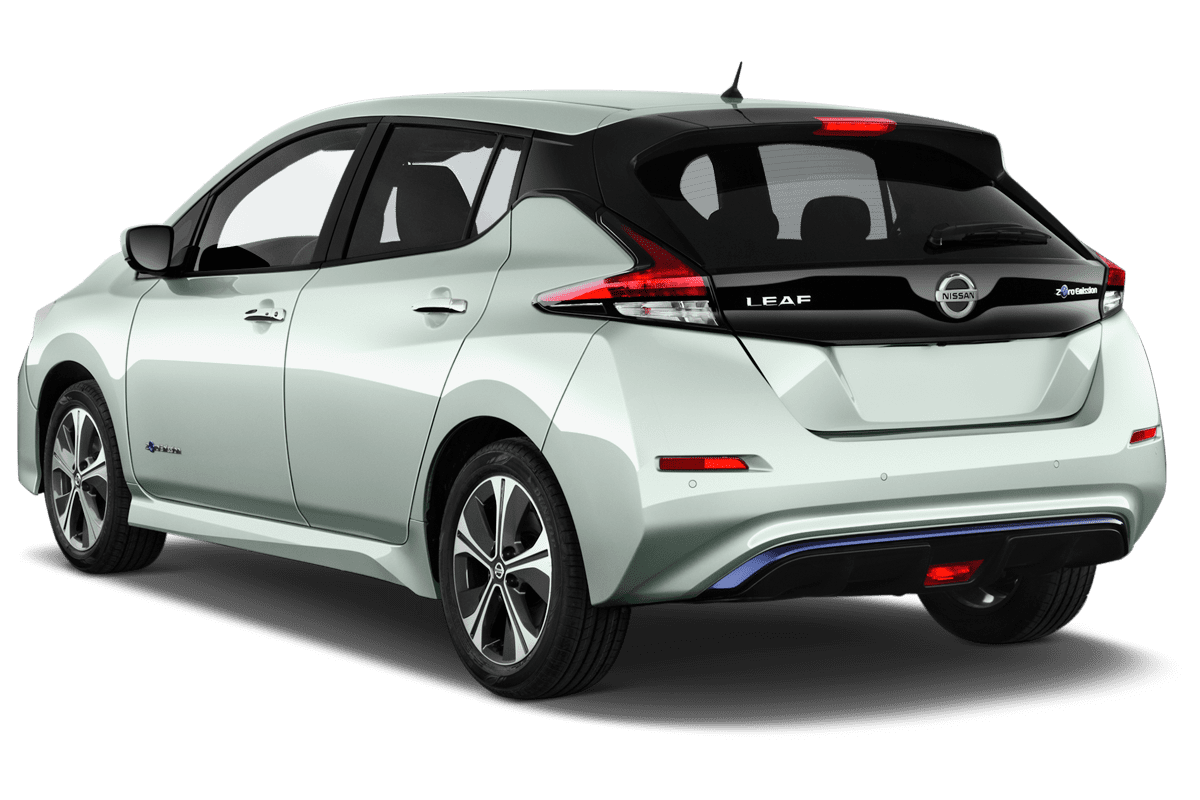 Schräge Heckansicht eines Nissan Leaf, freigestellt