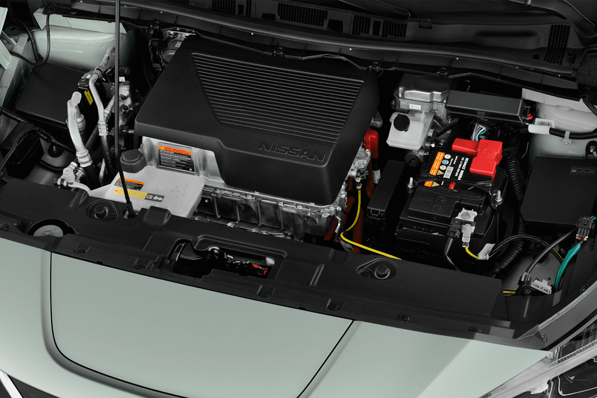 Motorraum eines Nissan Leaf