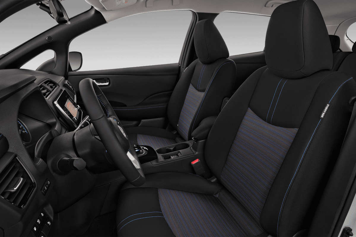 Vordersitze eines Nissan Leaf