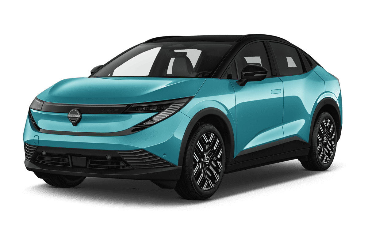 Schräge Frontansicht eines Nissan Leaf, freigestellt