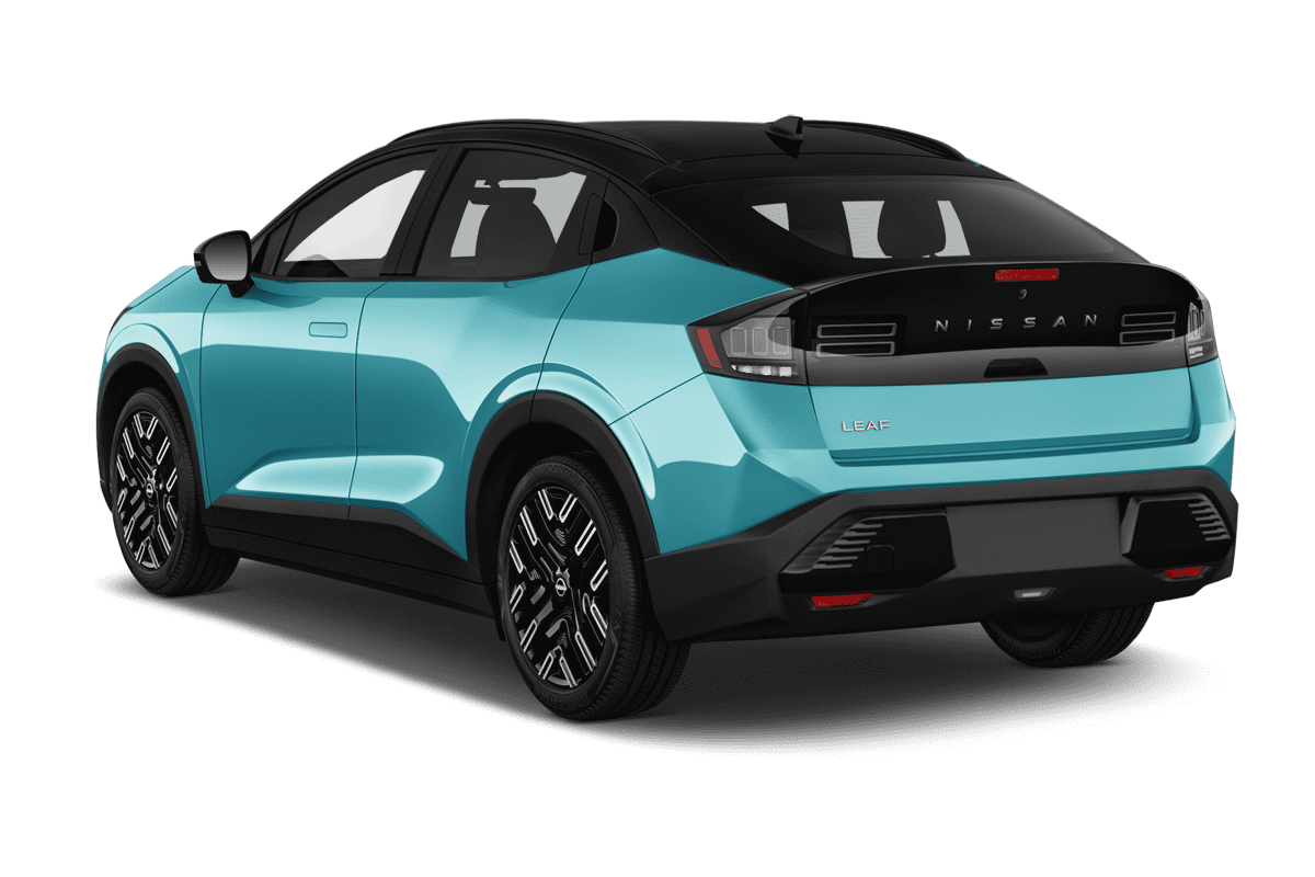 Schräge Heckansicht eines Nissan Leaf, freigestellt (KI-generiert)