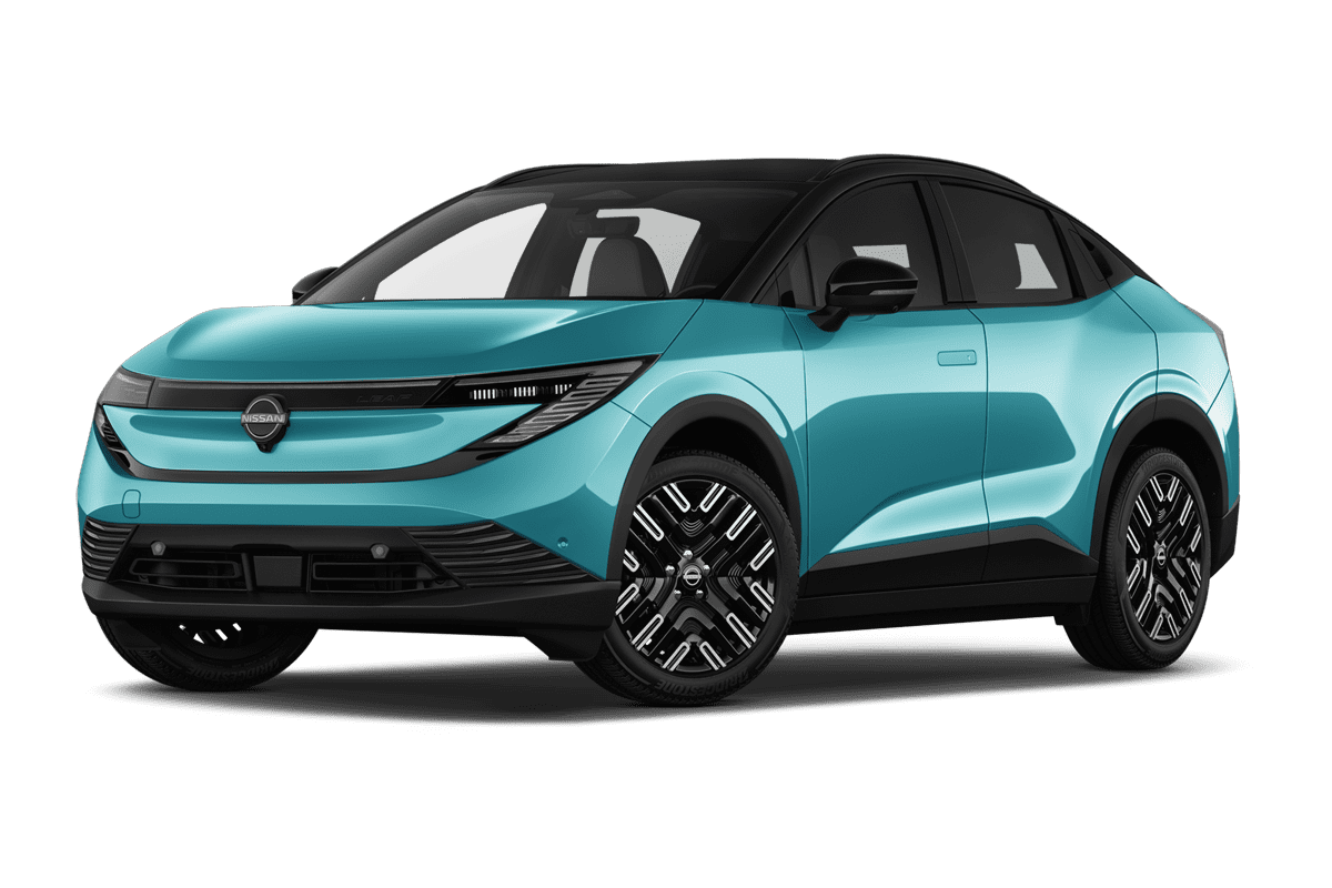 Tiefe, schräge Heckansicht eines Nissan Leaf, freigestellt (KI-generiert)