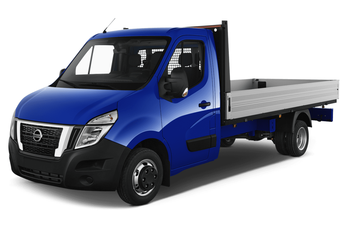 Schräge Frontansicht eines Nissan NV400 Normal Pritschenwagen, freigestellt