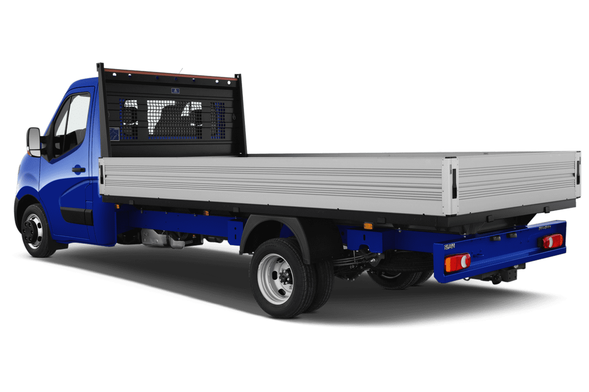 Schräge Heckansicht eines Nissan NV400 Normal Pritschenwagen, freigestellt