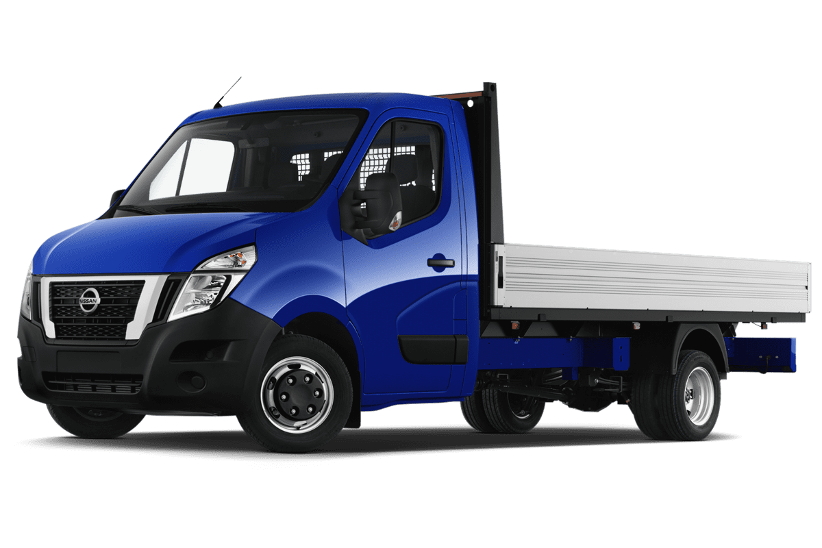 Tiefe, schräge Heckansicht eines Nissan NV400 Normal Pritschenwagen, freigestellt