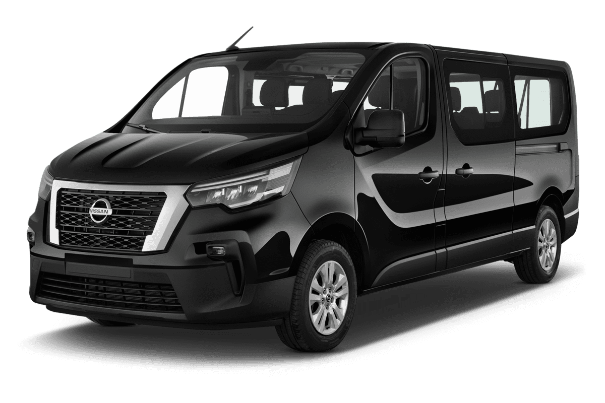 Schräge Frontansicht eines Nissan Primastar Kombi, freigestellt