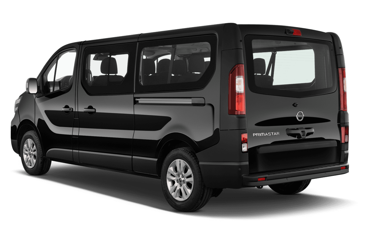 Schräge Heckansicht eines Nissan Primastar Kombi, freigestellt