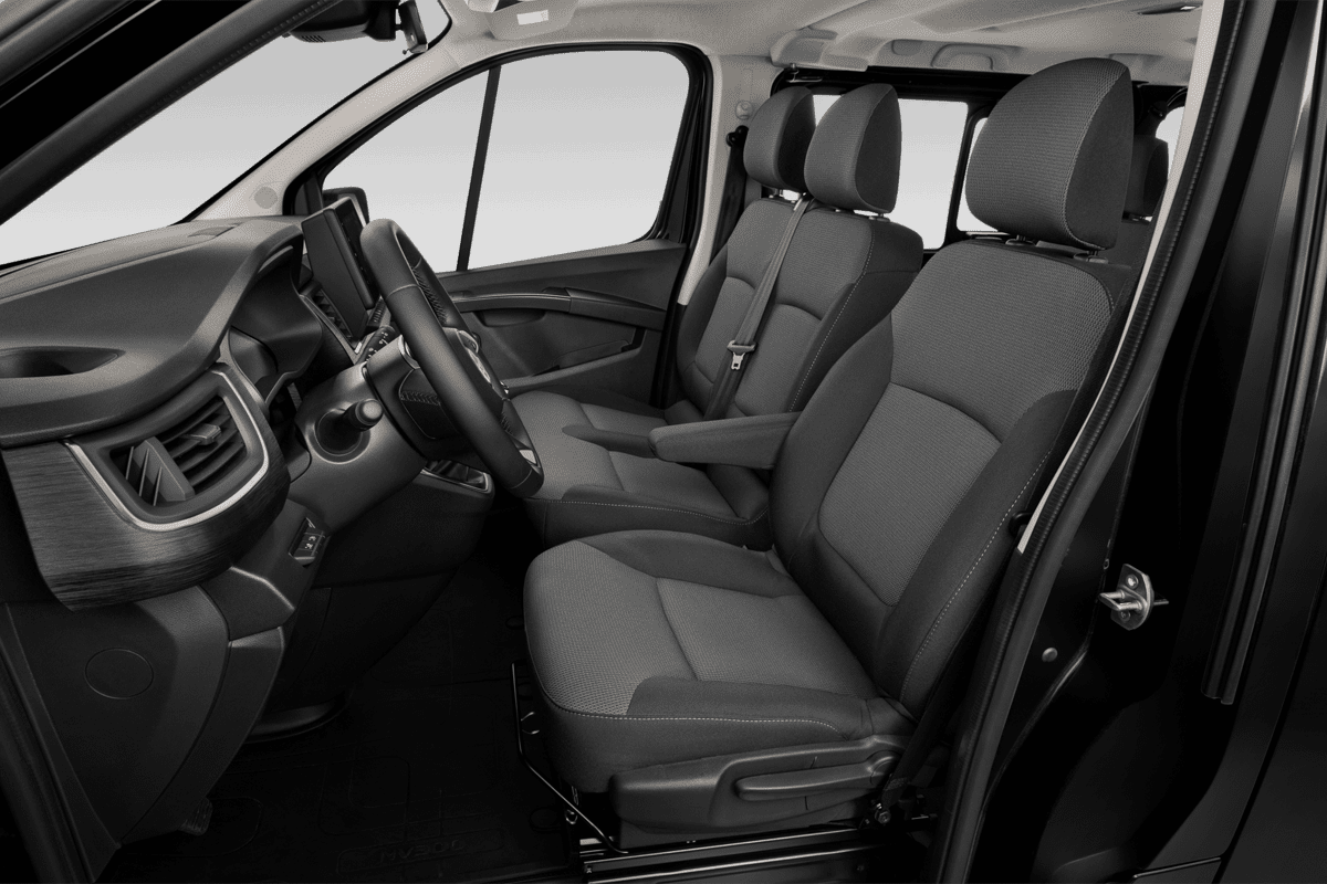Vordersitze eines Nissan Primastar Kombi