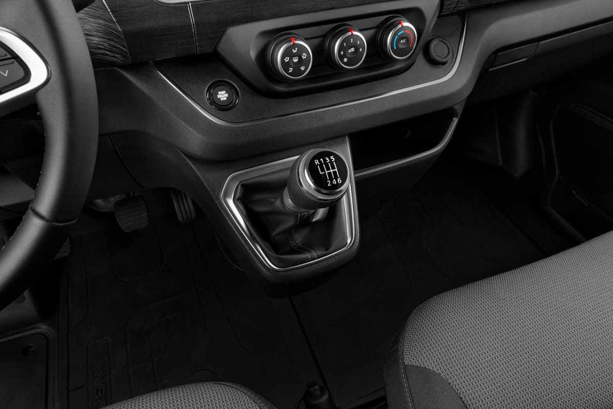 Schaltknüppel eines Nissan Primastar Kombi