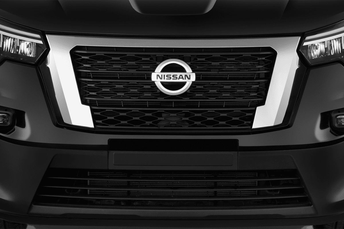 Kühlergrill eines Nissan Primastar Kombi