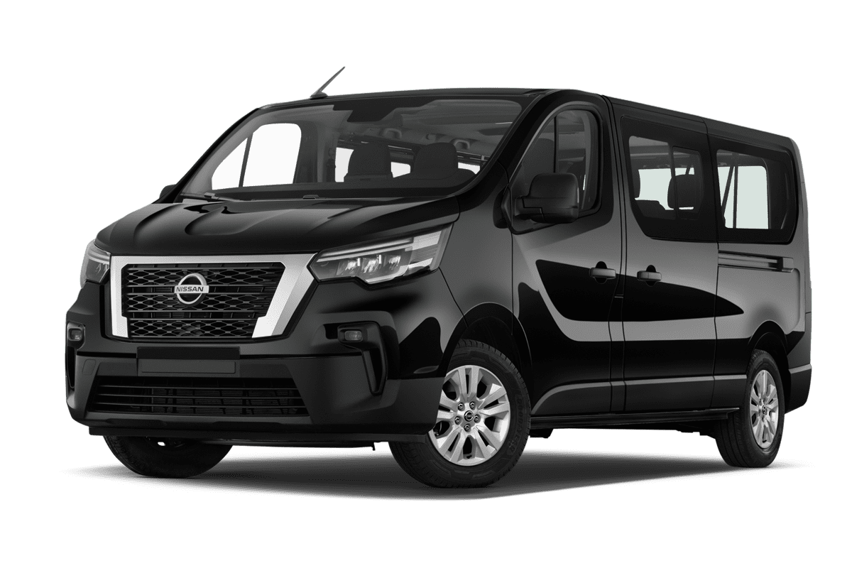 Tiefe, schräge Heckansicht eines Nissan Primastar Kombi, freigestellt