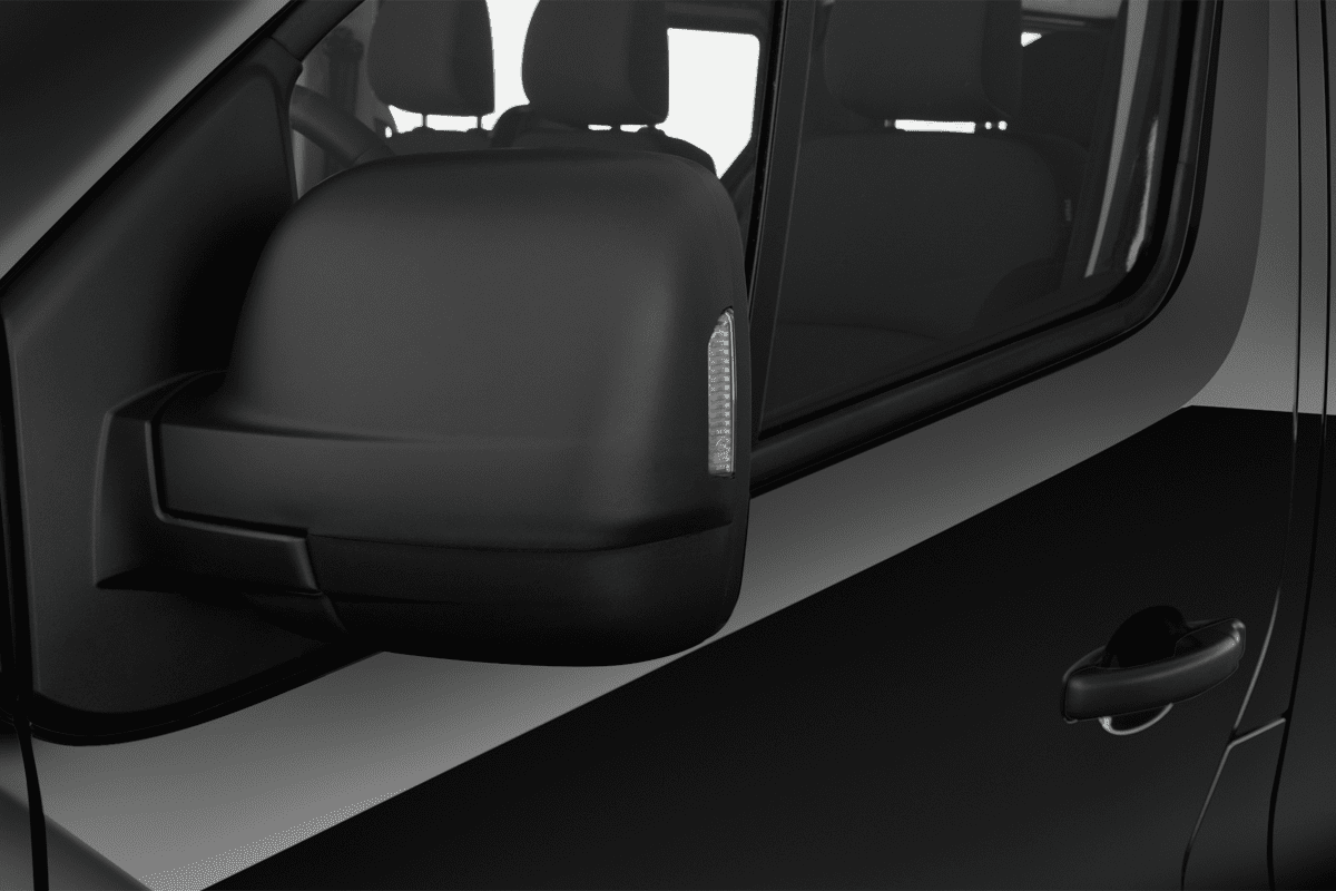 Rückspiegel eines Nissan Primastar Kombi