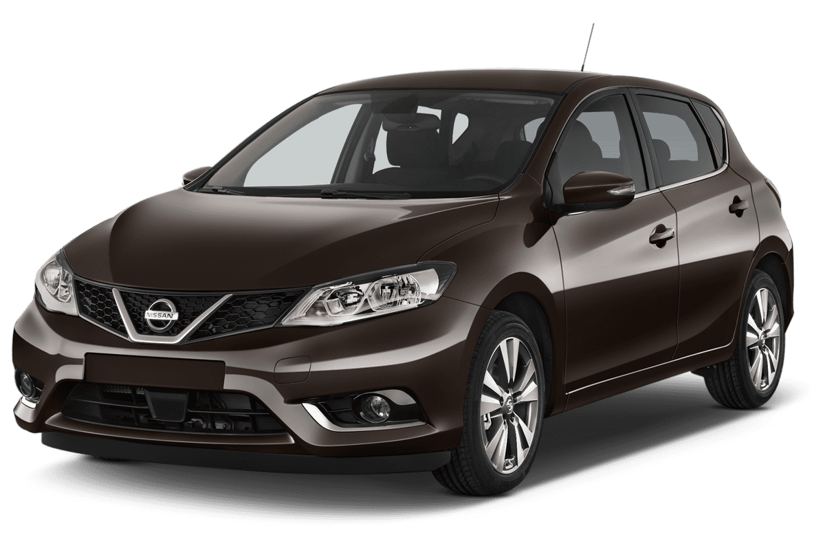 Schräge Frontansicht eines Nissan Pulsar, freigestellt