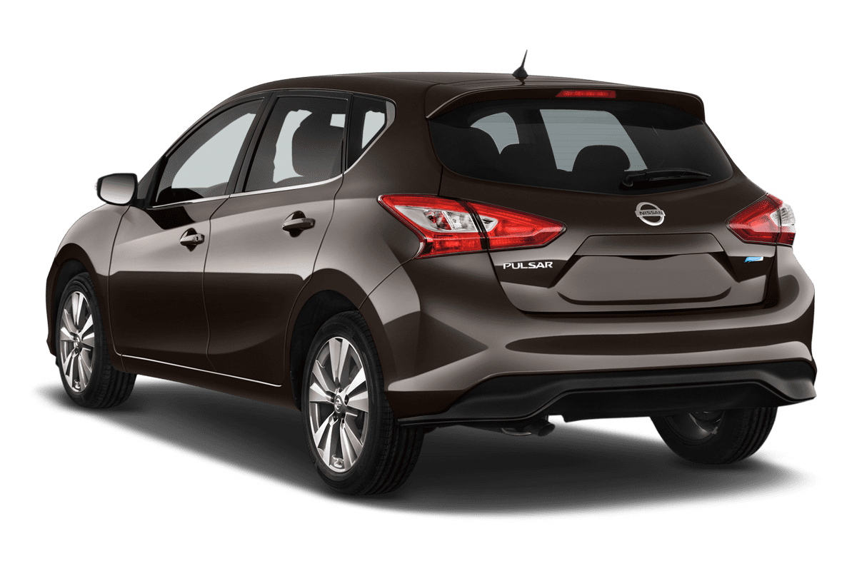 Schräge Heckansicht eines Nissan Pulsar, freigestellt