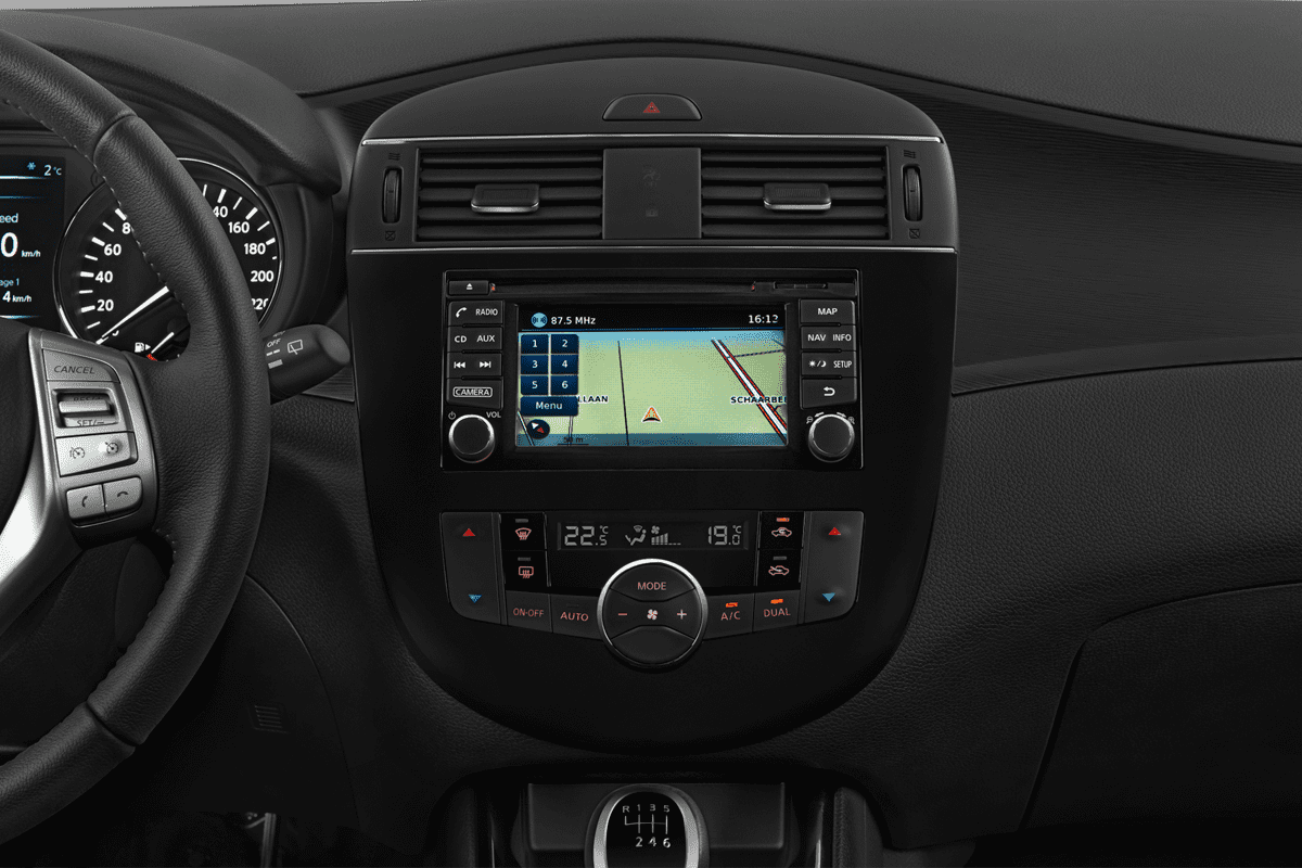 Mittelkonsole eines Nissan Pulsar