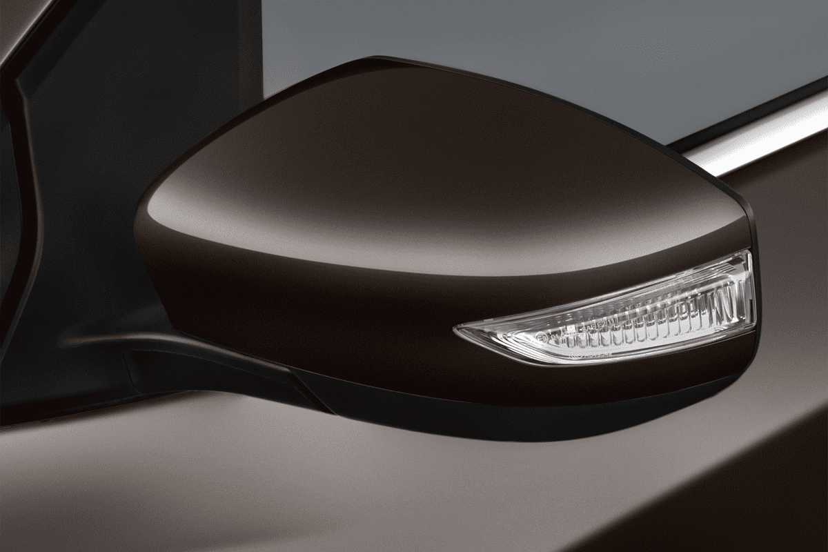 Rückspiegel eines Nissan Pulsar