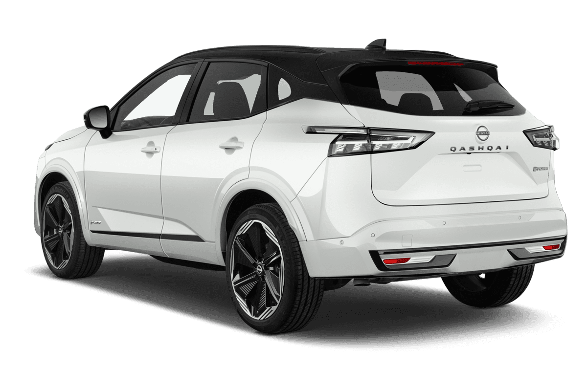 Schräge Heckansicht eines Nissan Qashqai , freigestellt