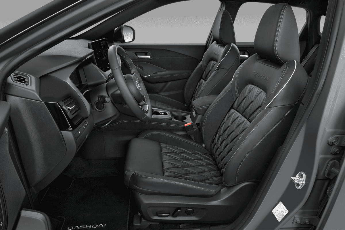 Vordersitze eines Nissan Qashqai  (KI-generiert)