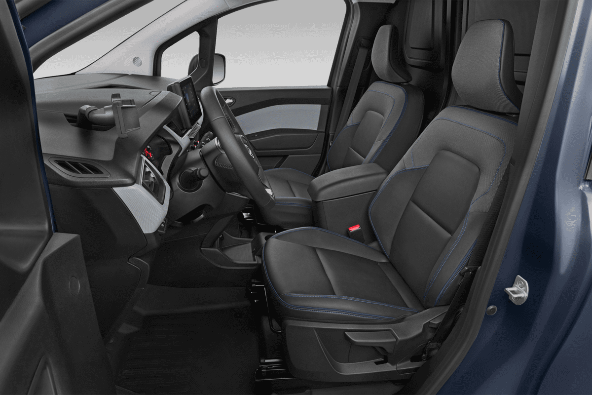 Vordersitze eines Nissan Townstar Kastenwagen