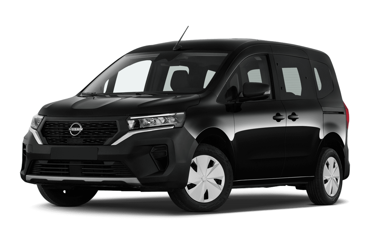 Tiefe, schräge Heckansicht eines Nissan Townstar Kombi, freigestellt