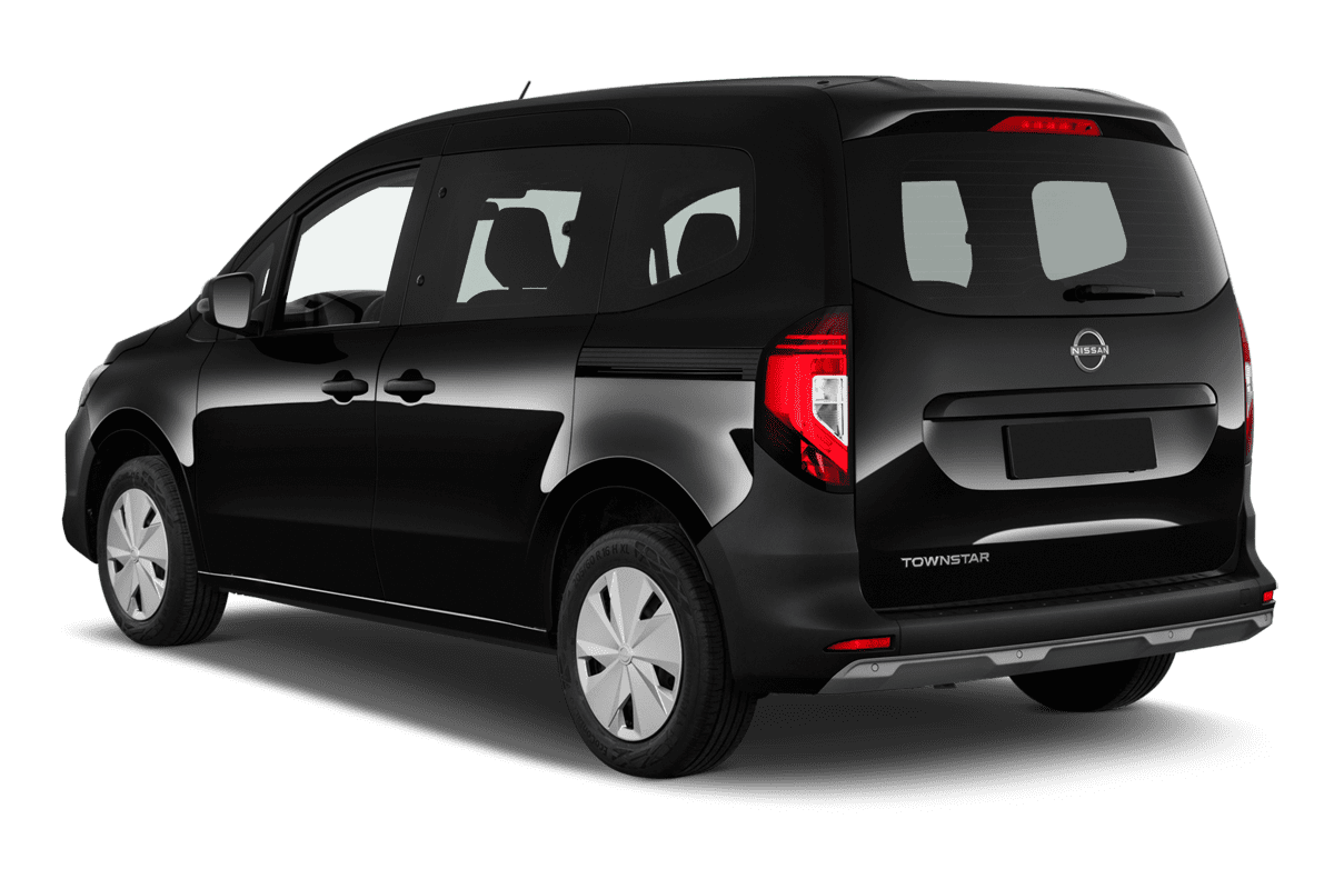 Schräge Heckansicht eines Nissan Townstar Kombi EV, freigestellt