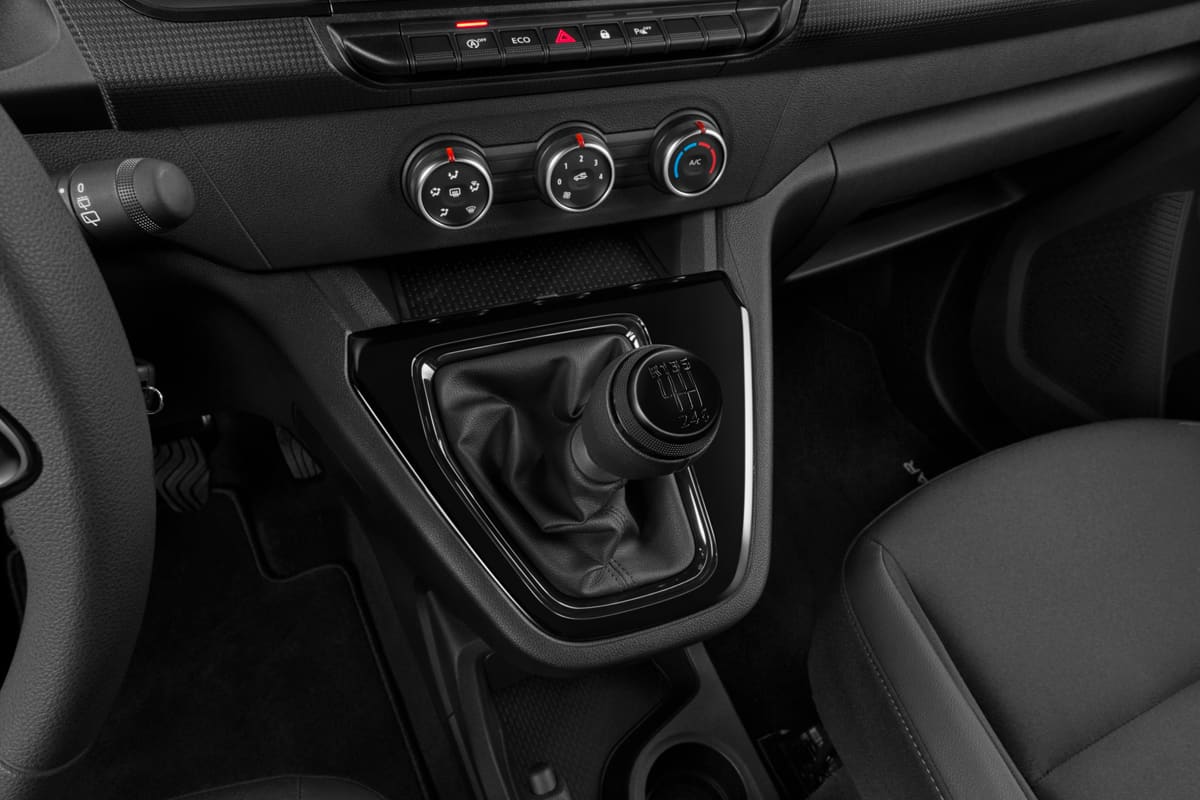 Schaltknüppel eines Nissan Townstar Kombi EV