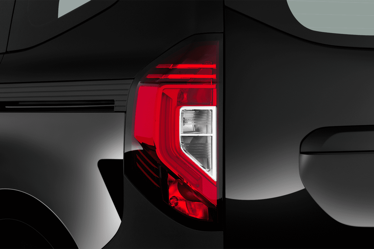 Heckleuchten eines Nissan Townstar Kombi EV