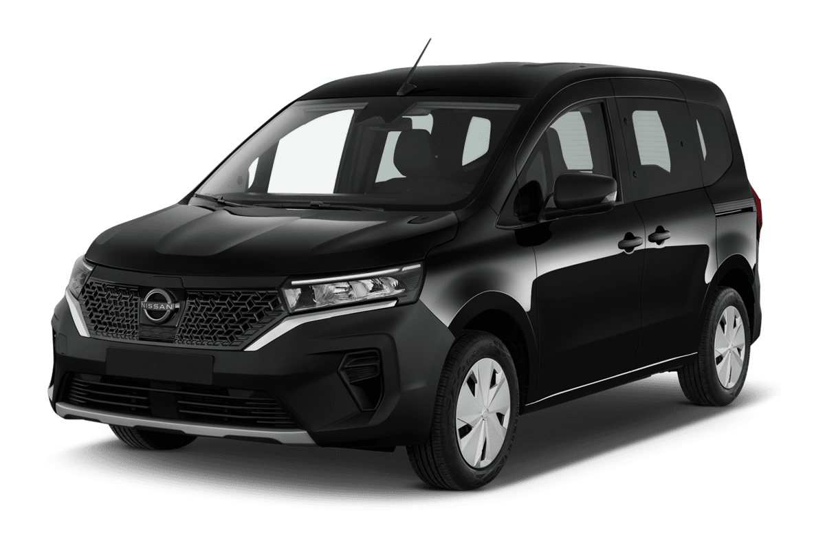 Schräge Frontansicht eines Nissan Townstar Kombi EV, freigestellt